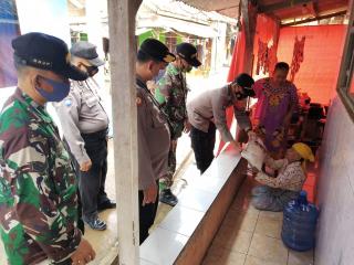 Polsek Terisi Gelar Bagi-Bagi Sembako Kepada Warga Secara Dor To Door