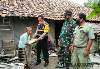 Lagi, Polsek Sliyeg Bagikan 136 Paket Sembako Pada Warga Kurang Mampu