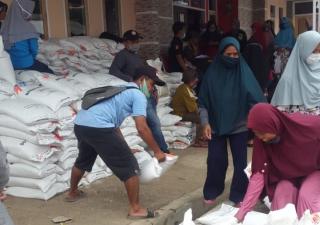 Masyarakat Desa Padarek Terima Bantuan PKH