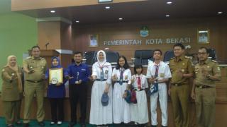 Wakil Walikota Serahkan Piala dan Mendali kepada Pemenang Sekolah Nasional 1 Event Angklung International Folklore Festival in Vienna Austria tahun 2020