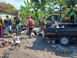 Gotong Royong Warga dan TNI Bangun Jembatan Garuda di Desa Karangpakel