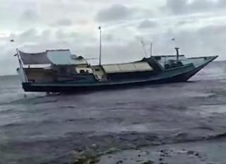 Kapal Nelayan Asal Sulawesi Terdampar di Garut Selatan dan Menghebohkan Masyarakat
