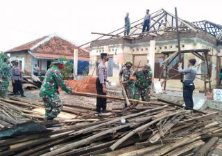 Sinergitas Polresta Cirebon Polda Jabar, Kodim dan Warga, Gotong Royong Bersihkan Dampak Puting Beliung di Desa Slangit