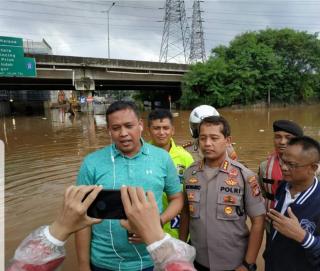 Wakil Walikota Bekasi dan Kapolresta Bekasi, Tinjau Banjir Yang Menggenangi Sebagian Kota.