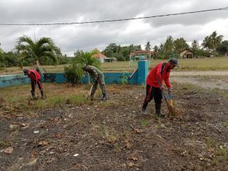 Ciptakan Lingkungan Bersih Serda Madsudin Giatkan Gotong Rotong