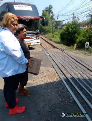 Jalan Rel Kalibaru Rusak, Warga Murka: PJKA dan PU Kecolongan!