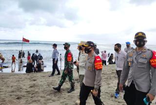 Cegah Cluster Wisata, Ratusan Tim Gabungan Terus Tegakkan Protokol Kesehatan di Pantai Pangandaran