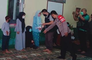 Jelang Idul Fitri 1442 H, Bhabinkamtibmas Polresta Bandung Polda Jabar Dampingi Pemberian Santunan Kepada Anak Yatim