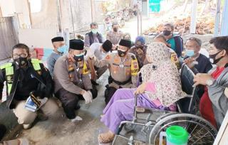 Kapolres Cirebon Kota Berbagi Kasih, Berikan Kursi Roda dan Obat-Obatan Pada Lansia