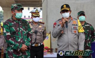 Kapolda Metro Jaya Bersama Pangdam Jaya Check Point PSBB dan Bagikan Sembako Kepada Warga