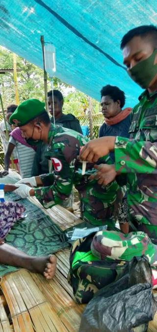 Personel Satgas Pamtas RI-PNG Yonif 125 Bantu Evakuasi Seorang Ibu Yang Mau Melahirkan