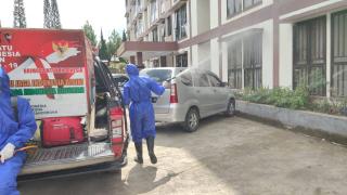 Cegah Covid-19, Sat  Brimob Polda Jabar Semprotkan Disinfektan di Lingkungan Asrama