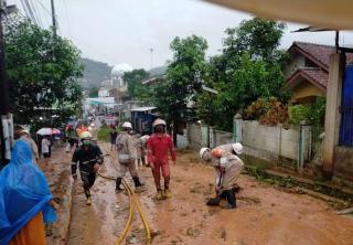 Tim SAR Sat Brimob Polda Jabar Bantu Masyarakat Bersihkan Jalan dari Lumpur akibat Longsor Cicalengka