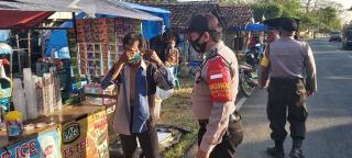 Kapolsek Tukdana Bersama Jajaranya Imbau Pedagang Guna Mengikuti Protokol Kesehatan