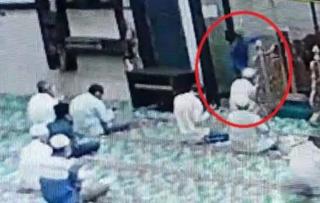 VIRAL !!! Warganet Kutuk Pria yang Menyerang Imam Mesjid di Pekanbaru