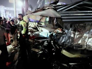 Diduga Dalam Pengaruh Alkohol, Pengemudi Inova Menabrak Motor dan Warung