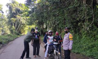 Kembali, Polsek Pamengpeuk Bersama Tim Gabungan Melaksanakan Ops Yustisi dan Bagikan Masker