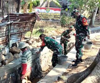 TNI Dan Masyarakat Tajurbuntu Bersama Bangun Irigasi Pengairan Sawah