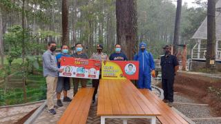 Sat Brimob Polda Jabar Himbau Prokes di Tempat Wisata