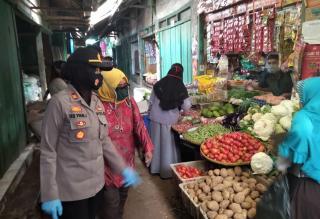 AKP Iis Yeni Idaningsih Pimpin Tegakan Protokol Kesehatan di Pasar Rajadesa Ciamis