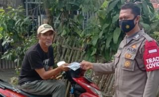 Cegah Virus Corona, Bripka Ikin Sodikin Bagikan Masker Kepada Warga