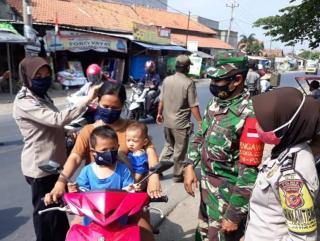 Cegah Covid-19, Polres Majalengka Bersinergi Dengan Koramil Bagikan Masker dan Sosialisasikan 3M