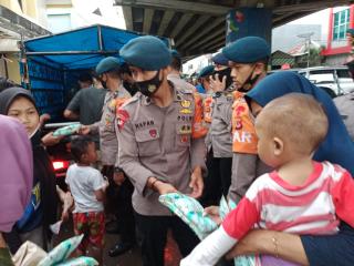 Sat Brimob Polda Jabar Bagikan Pakaian Bersih dan Makanan Kepada Pengungsi Korban Banjir