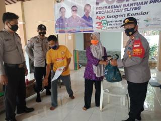 Polsek Sliyeg Amankan Pelaksanaan Pendistribusian Bantuan Provinsi Jabar tahap III untuk Masyarakat terdampak COVID-19