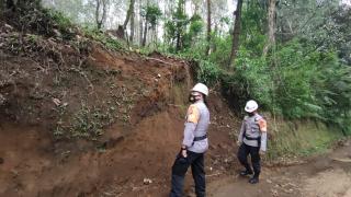 Patroli SAR Sat Brimob Polda Jabar Cek Tebing Rawan Longsor ke Hutan Pinus Lembang