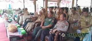 Bupati Klaten Serahkan Perdes APBDes 2025 ke 16 Desa di Kecamatan Prambanan