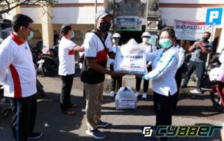 Bupati Suwirta Bagikan 1.000 Masker di Pasar Umum Galiran