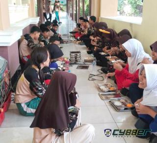 Perdana, Siswa dan Guru SMPN 2 Klaten Terima Makan Bergizi Gratis