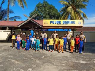 Meriahkan HUT RI Ke 75 di Masa Covid 19, Halaman Mapolsek Dumai Kota Difungsikan Sebagai Ruang Pembelajaran "Pojok Daring"