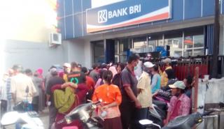 BLT UMKM di Cirebon Cair, Abaikan Prokes Penerima Berjubel di KCP BRI Jatiseeng Ciledug