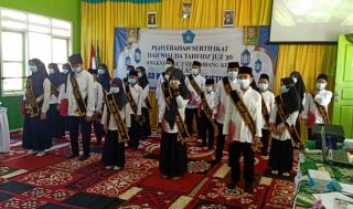 SD Muhammadiyah Gisting Serahkan Sertifikat Wisuda Tahfidz Juz ke 30