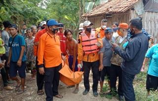Sat Polairud Polres Indramayu Evakuasi Korban Tenggelam di Sungai Cimanuk Lama
