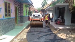 Meski Sebagian Besar Dana Desa Direfocusing Penangulanagn Covid, Pemdes Karayunan Laksanakan Hot Mix Jalan