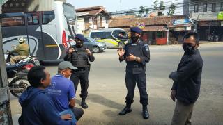 Personel Sat Brimob Polda Jabar Terus Ajak Masyarakat Gunakan Masker
