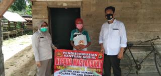 Satresnarkoba Polres Tulang Bawang Distribusikan Bantuan Sosial Untuk Warga di Dua Kampung