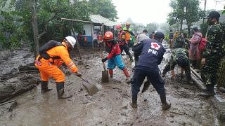 Tim SAR Sat Brimob Polda Jabar Terjun Langsung Membantu Warga Membersihkan Puing-Puing Pasca Banjir Bandang Gunung Mas Kab. Bogor