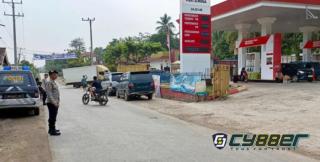 Polsek Baturaja Barat Turun Langsung Demi Kelancaran Antrean BBM Subsidi di SPBU Batu Putih