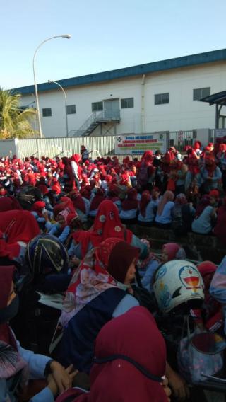 Kecewa RUU Cipta Kerja di Sahkan, Ribuan Buruh Lakukan Unras dan Stop Produksi di Purwakarta