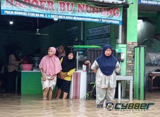 Tanggul Jebol, Warga Griya Praja Mandiri Cilegon Kembali Diterjang Banjir