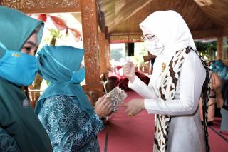 Bupati Kerahkan Kader PKK Bagikan Masker Untuk Masyarakat Purwakarta