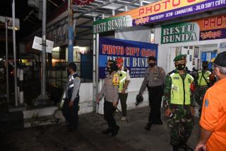 Memasuki Hari Ke 11 PPKM Kota Banjar, Kapolres Banjar bersama Kepala Sat Pol PP dan Kalak BPBD Laksanakan Patroli Gabungan 