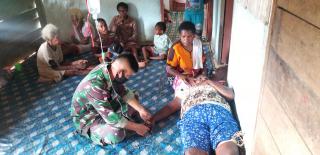 Prajurit TNI Yonif 125 Memberikan Pertolongan Warga Kampung Kireli Yang Digigit Ular