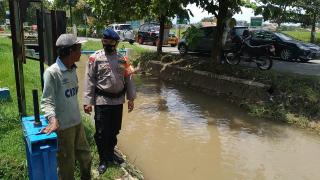 Siaga Kemanusiaan SAR Sat Brimob Polda Jabar Rutin Kontrol Sungai Wilayah Cirebon