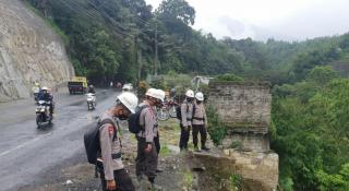 Siaga Bencana, Tim SAR Sat Brimob Polda Jabar Lakukan Patroli Wilayah Beunying Cipanas Kab. Cianjur