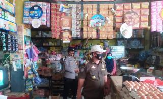 Secara Humanis Polres Karawang Polda Jabar Tegur Warga yang Tak Gunakan Masker