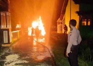 Sebuah Mobil Hangus Terbakar